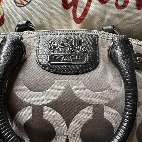 Beautiful Silver with Pink satin Lining Shoulder or Handbag. - Picture 2 of 16